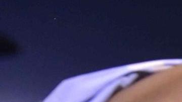 Fanáticos bajaron al campo para buscar a sus familiares heridos.