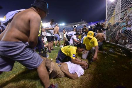 Estampida en estadio de El Salvador deja al menos 12 muertos y 100 heridos  - La Opinión