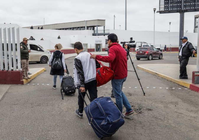Familias de migrantes, con cita en la plataforma CBP One, ingresan por la garita del Chaparral para continuar con su solicitud de asilo en EE.UU.