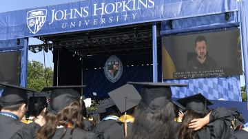 El presidente de Ucrania estuvo a cargo del discurso de graduación de la Universidad John Hopkins.