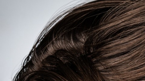 Por qué tu cabello sigue graso incluso luego de lavarlo