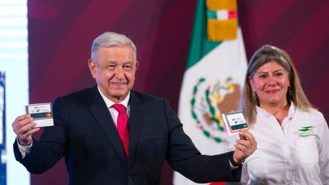 El presidente Andrés Manuel López Obrador junto a la maestra Rocío Mejía, directora general de Financiera para el Bienestar presentan la tarjeta Bienestar para el envío de remesas. (Cortesía Gobierno de México)