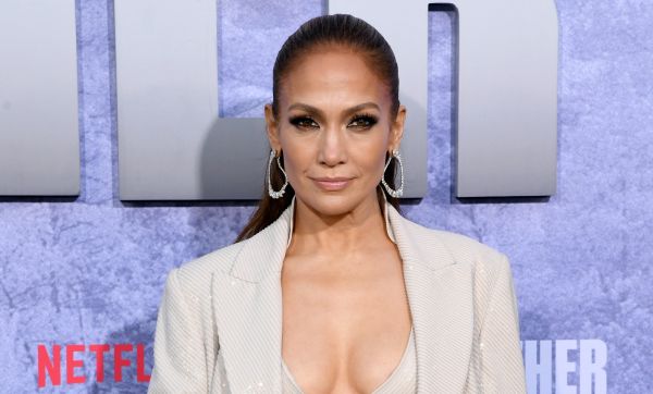 Jennifer Lopez cumple 54 años y lo celebra muy sonriente posando en