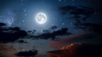 La luna llena de junio en Sagitario se le conoce como Luna de Fresa.