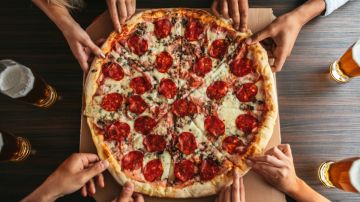 Comer pizza puede causar efectos secundarios a tu salud: qué debes saber