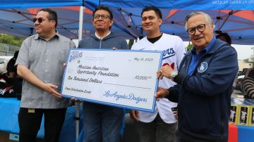 Jaime Jarrín, la voz de los Dodgers de Los Angeles por más de seis décadas presenta un cheque de $10,000 para la fundación MAOF.