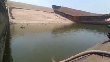 Una sección de la represa de Kherkatta fue vaciada para recuperar el celular de un funcionario del gobierno.