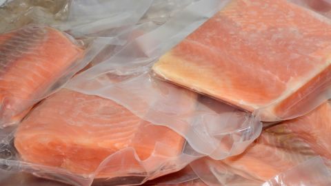 Cuál es la diferencia entre el salmón fresco y el salmón congelado