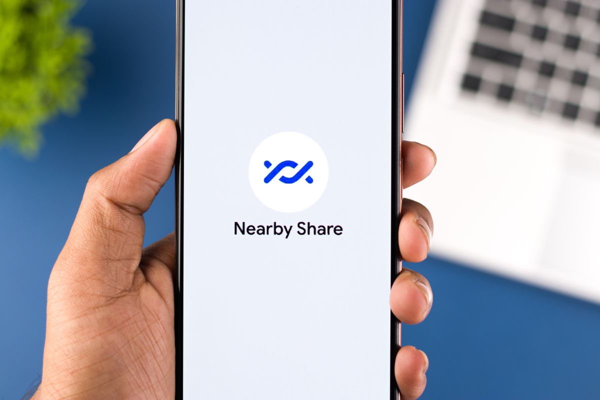 Nearby Share es una función de Android que permite a los usuarios compartir información y archivos con otros dispotivos cercanos de manera fácil y rápida
