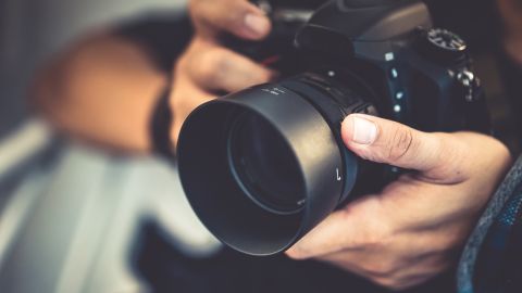 Autoridades de Georgia piden a los ciudadanos usar ropa para la foto digital de la licencia de conducir