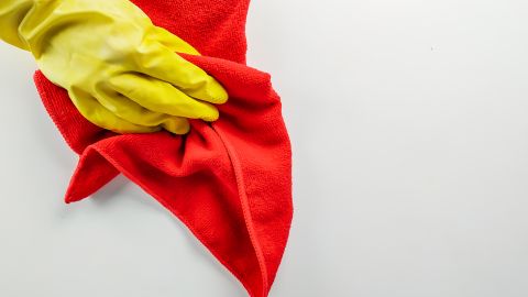 Limpiar con un trapo rojo elimina la energía negativa.
