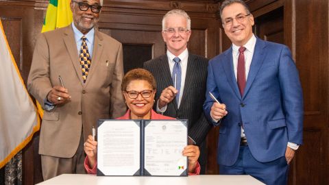 La alcaldesa de Los Angeles, Karen Bass junto a los concejales Curren Price, Paul Krekorian y Bob Blumenfield.  (Cortesía)