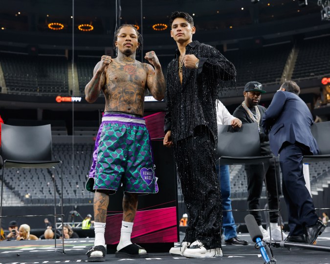 Ryan García con Gervonta Davis al final de la conferencia de prensa el 22 de abril. /Foto: Esther Lin/Showtime