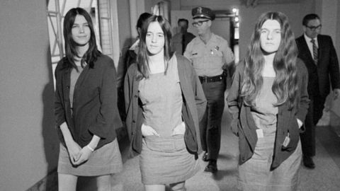 Leslie van Houten (izq.), era la discípula más joven del clan Manson.