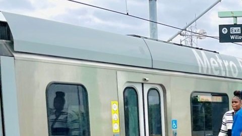 Los Embajadores de Metro visten con una playera verde limón para que los pasajeros puedan encontrarlos con facilidad.