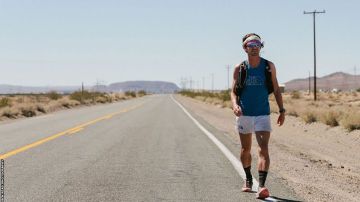 La salvaje ultramaratón sin reglas ni espectadores por el Valle de la Muerte en EE.UU. (que quieren llevar a América Latina)