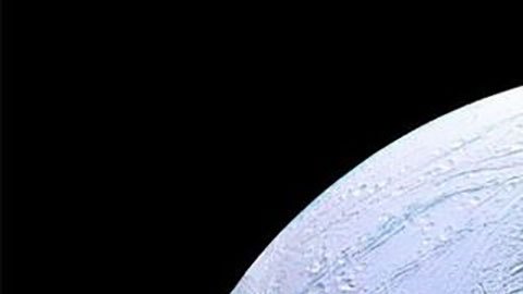El fascinante descubrimiento de un chorro de vapor de agua de 9.600 km que expulsa una luna helada de Saturno