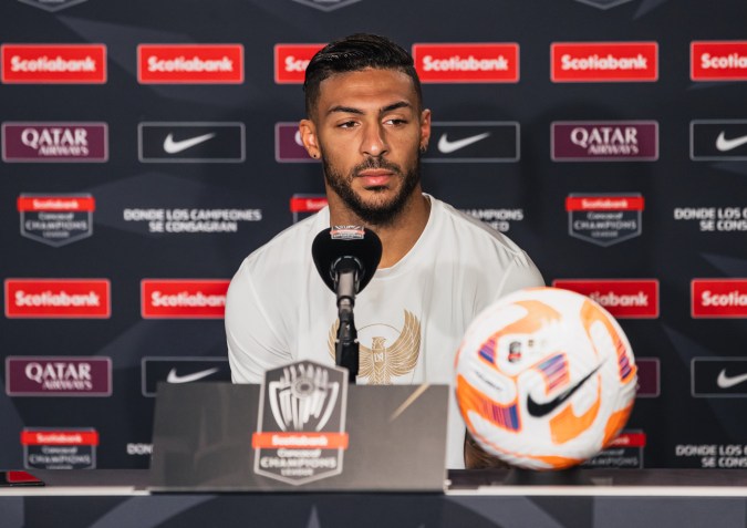 Denis Bouanga en conferencia de Prensa.
