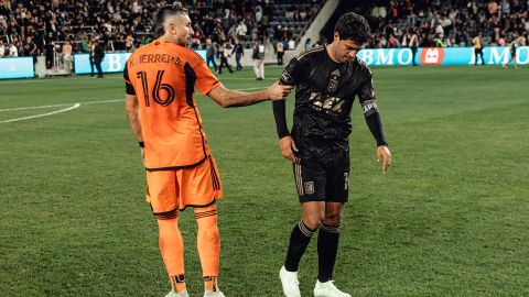 Héctor Herrera junto a Carlos Vela.