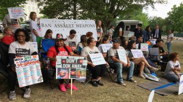 Activistas y supervivientes de tiroteos acampan fuera del Capitolio y exigen el fin de las armas de asalto