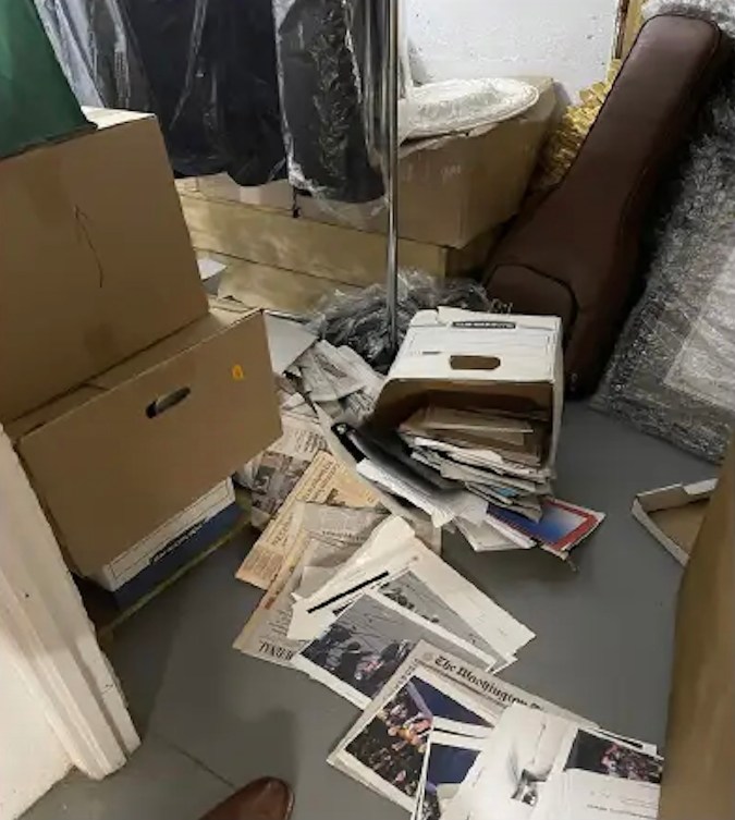 Fotos de documentos del gobierno hallados en cajas, parte de la acusación federal de 37 cargos contra el expresidente Donald J. Trump.