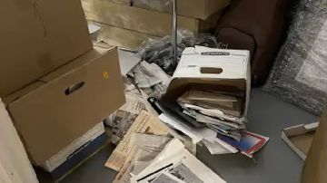 Fotos de documentos del gobierno hallados en cajas, parte de la acusación federal de 37 cargos contra el expresidente Donald J. Trump.