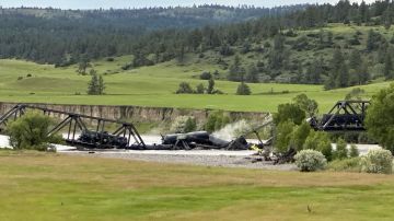 Tren que transportaba materiales perligroso se descarriló sobre el río Yellowstone en Montana