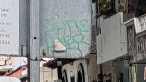Peritos forenses trabajan donde fueron localizados siete cadáveres desmembrados en el barrio de San Mateo de Chilpancingo.