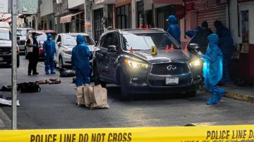 Peritos forenses trabajan donde fueron localizados siete cadáveres desmembrados en el barrio de San Mateo de Chilpancingo.