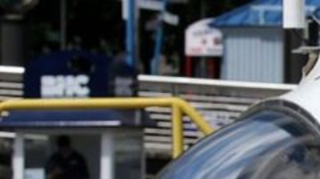 El presidente de OceanGate, Stockton Rush, frente a uno de los submarinos de la empresa.