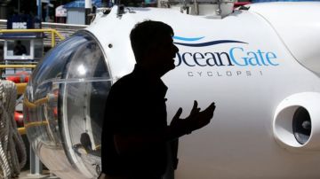 El presidente de OceanGate, Stockton Rush, frente a uno de los submarinos de la empresa.