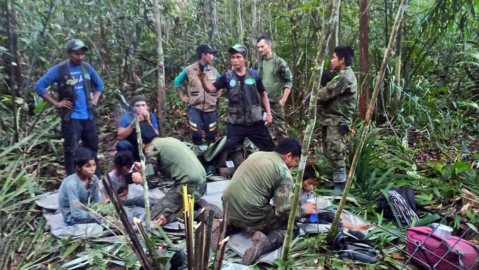 Imagen de los menores con los efectivos del ejército colombiano.