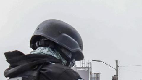 Autoridades mexicanas reubican a migrantes de campamento ubicado en la fronteriza Tijuana