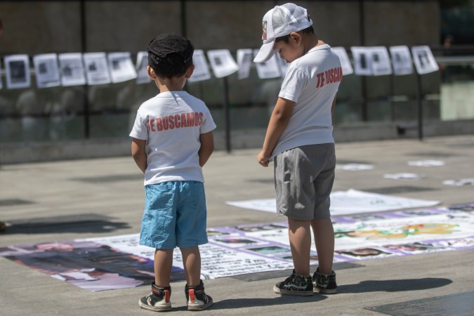En el Día del Padre, familiares honran en la ciudad de México a papás desaparecidos