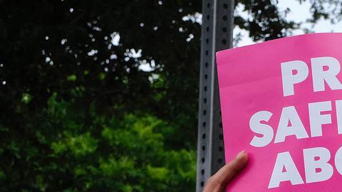 Carteles en una manifestación en Arizona: "Protejan el aborto legal y seguro".