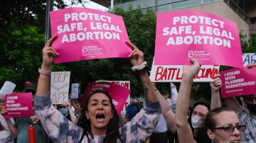 Carteles en una manifestación en Arizona: "Protejan el aborto legal y seguro".
