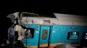El accidente fue causado por tres trenes que volcaron en la India.