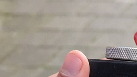 Los "fotógrafos" que utilizan este dispositivo, después de escribir el texto, pueden controlar el resultado de la imagen con tres diales físicos situados en la parte superior del cuerpo de la cámara.