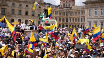 Miles protestan en Colombia contra las reformas de Petro