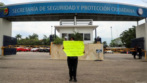 Los secuestrados llegaron hasta la sede de la Secretaría de Seguridad, donde sus familias reclamaban su retorno.