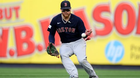 Alex Verdugo con el uniforme de los Red Sox.