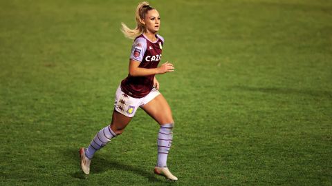 Alisha Lehmann uniformada con los colores del Aston Villa.