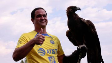 André Jardine nuevo director técnico del Club América, posa con la mascota del equipo.