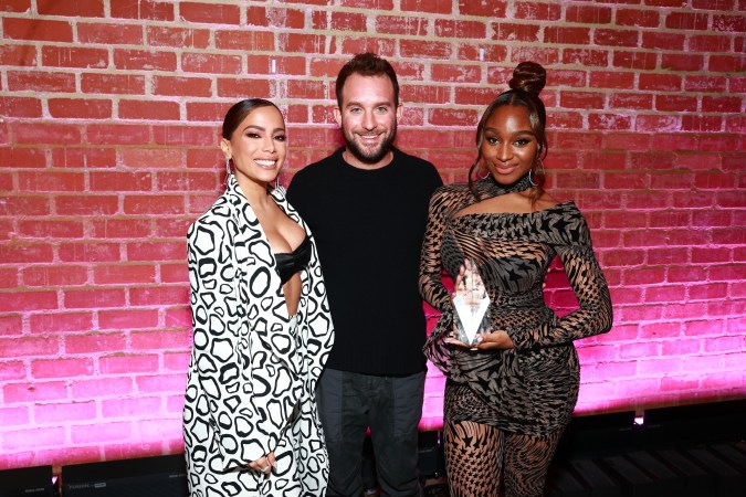 Anitta, Brandon Silverstein y Normani en un evento en Los Ángeles en 2021.