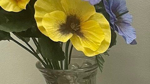 La oficina de la supervisora Hilda Solís entregó un paquete de artículos personales a los migrantes. (Cortesía)