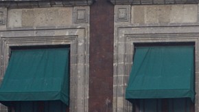 Personal de salud frente al Palacio Nacional reclaman por empleo después de ser parte de la pandemia.