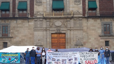 Personal de salud frente al Palacio Nacional reclaman por empleo después de ser parte de la pandemia.