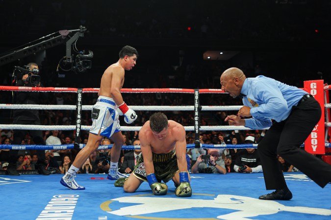 Jaime Munguía derribó a Sergiy Derevyanchenko en el último round y se dio la oportunidad de ganar.