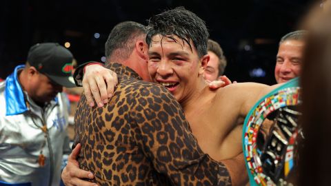 Jaime Munguía eufórico es felicitado por el promotor Óscar de la Hoya.