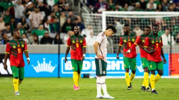 Camerún celebra un gol contra México.